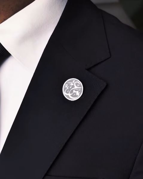 دبوس بدلة دائري